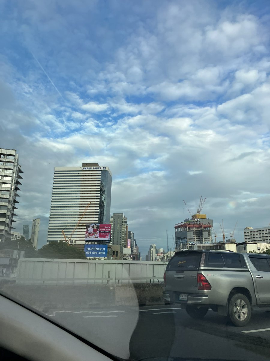 chatchalee's tweet photo. Yesterday there was a small patch of rainbow in the sky, but I wasn’t so sure. https://t.co/4ZeuXT9700