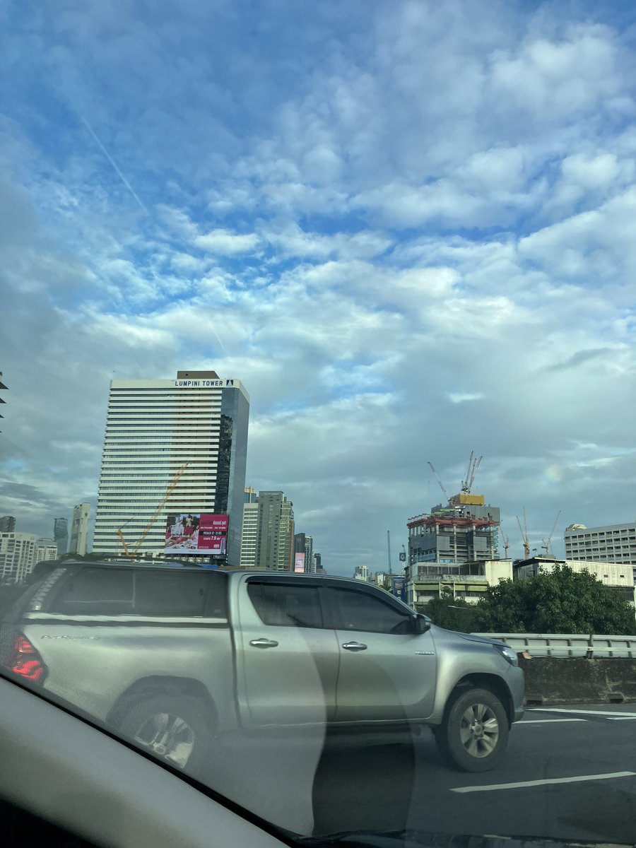 chatchalee's tweet photo. Yesterday there was a small patch of rainbow in the sky, but I wasn’t so sure. https://t.co/4ZeuXT9700