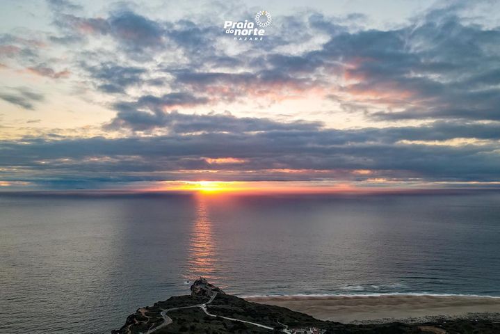 Alinhamento perfeito do sol com o farol (Forte São Miguel Arcanjo)

 findoutnazare.pt

#findoutnazare #nazare #visitnazare #lovenazare
#nazareportugal
#chegouotempo
