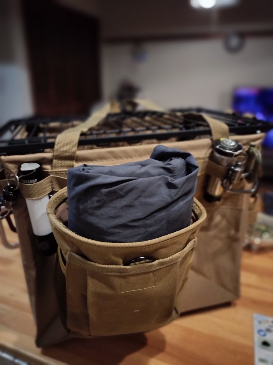 yuichi_camp's tweet image. 先日、Sabsta（サバスタ）で購入したマガジンポーチ。　　ソロキャンプに使う道具類をまとめるのにとてもカッコよくなりました。　こんな感じで焚き火用のパーカーも入ってしまう大容量でお気に入りです！　　もう1つは欲しい。

#substa
#マガジンポーチ
#ダンプポーチ
#ワットノット