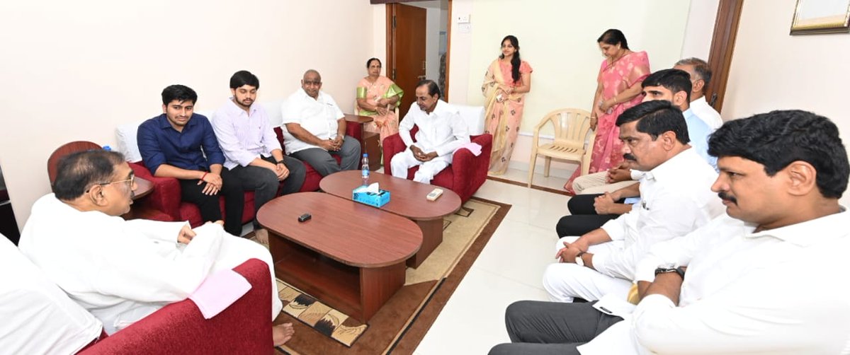 TelanganaCMO's tweet photo. ఇటీవల అనారోగ్యానికి గురై కోలుకుంటున్న కెప్టెన్ లక్ష్మీ కాంతారావును వారి నివాసానికి వెళ్లి పరామర్శించిన ముఖ్యమంత్రి శ్రీ కె. చంద్రశేఖర్ రావు. https://t.co/2uZB7l5aSa