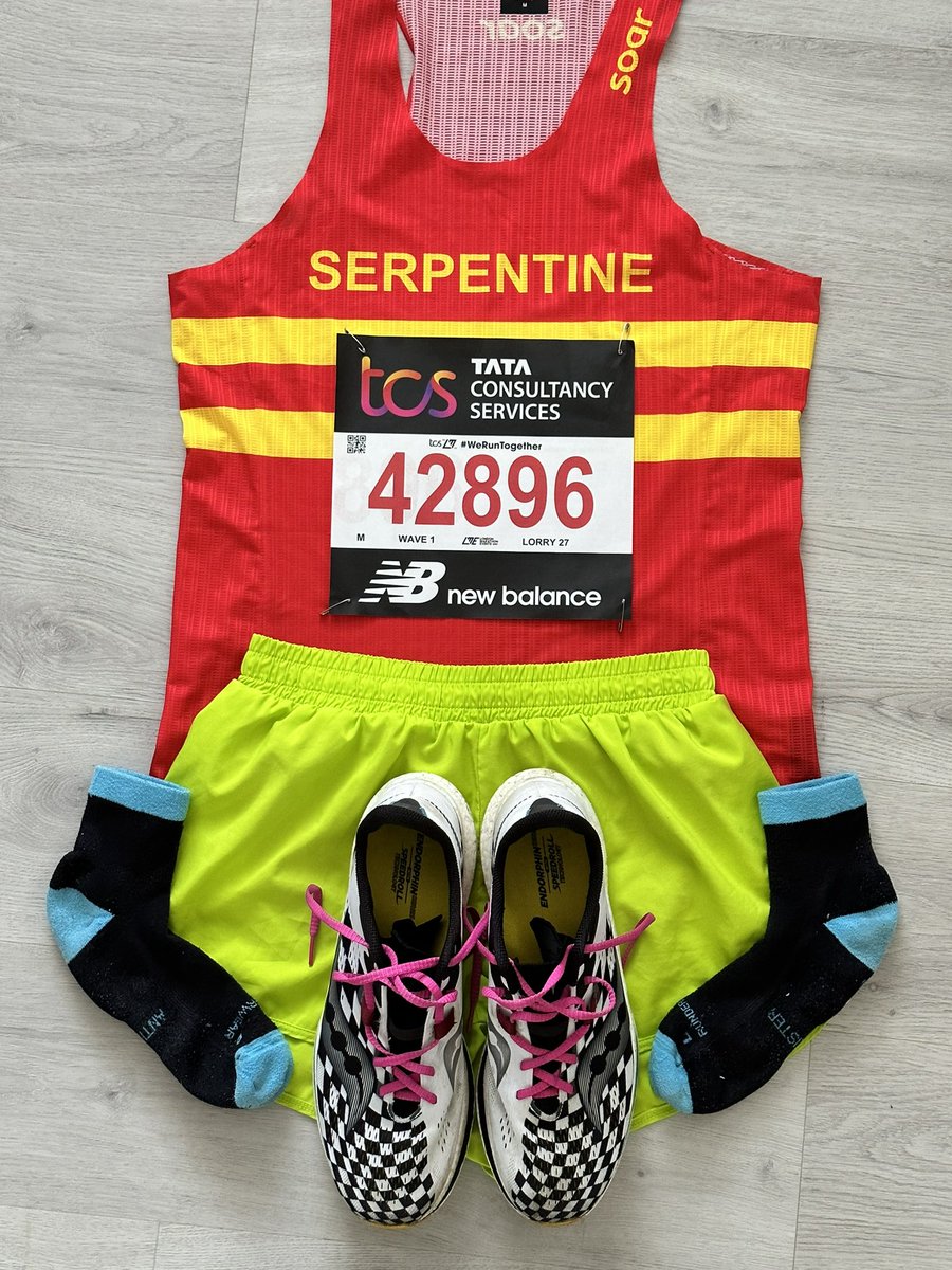 electronaut_13's tweet photo. Obligatory marathon-kit-post 😆 https://t.co/mGvaK8SpXx