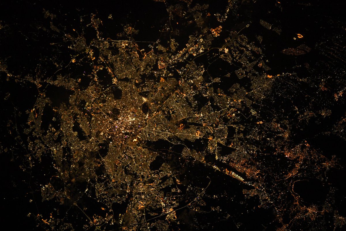 AstroSamantha's tweet photo. And here it is, the eternal city. Ciao #Roma! Can you spot the seven hills? And how about the Colosseum? #CiaoItaly #MissionMinerva https://t.co/1kwz0qFGQg