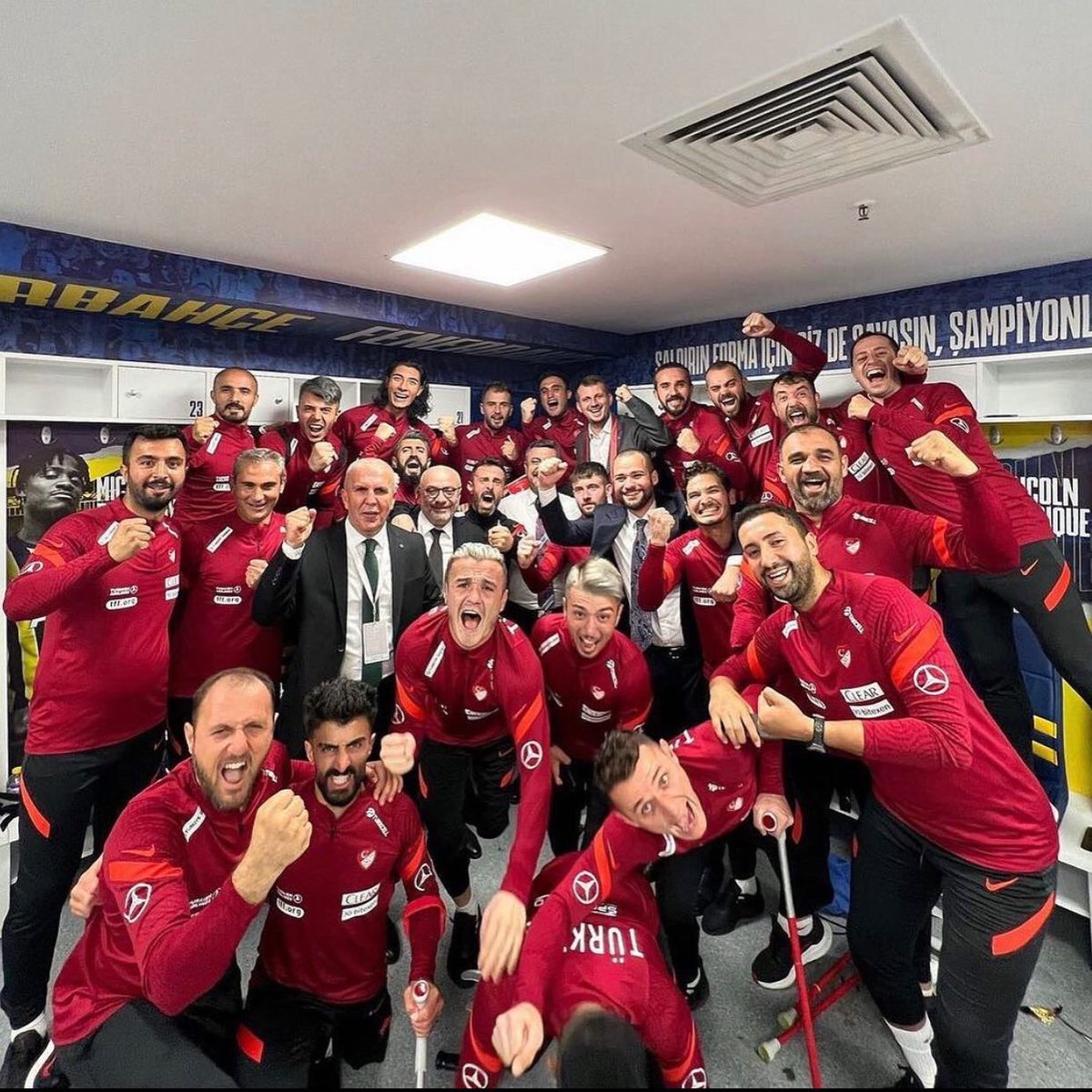 Ampute Milli Futbol Takımımız Fransayı 3-0 Yenerek galibiyet pozunu vermiştir! Şampiyon Türkiye! Var olun tebrik ederiz.. <a href="/amputemilli/">Ampute Futbol Milli Takımı</a> 🇹🇷
•
•
#ampute #amputefutbolmillitakımı #omerbaltaci #türklergeliyor