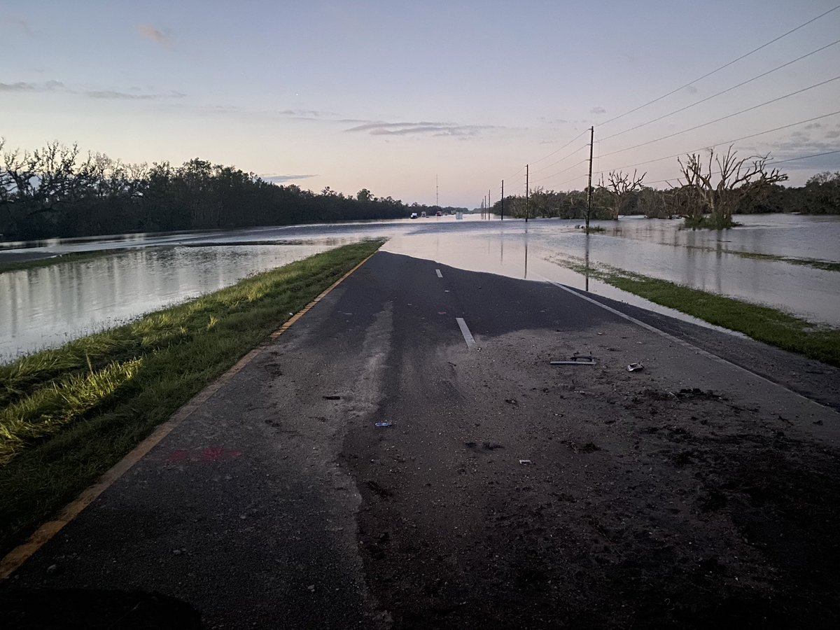 ChadKMills's tweet photo. Dawn on US-17 south of #ZolfoSprings. Today in #HardeeCounty, the water is receding but slowly. @FHPTampa is urging people to obey barricades. @hcsheriff will continue search & rescue missions along the #PeaceRiver w/ partners like @SheriffPinellas & @MCSOFlorida. @abcactionnews https://t.co/MSznnPq9B7