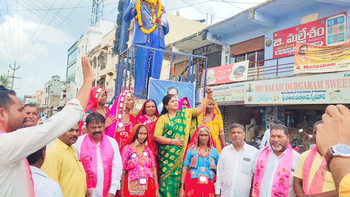 DeepaNarsimulu's tweet photo. Honoring Baba Saheb Dr. BR. #Ambedkar & Anointing Hon'ble CM Sri #KCR's Photo with Milk for increasing #STReservations to 10%, together with Trial Leaders of Tandur. Govt is always for the welfare of the Poor & Downtrodden.. https://t.co/8CireXWF63