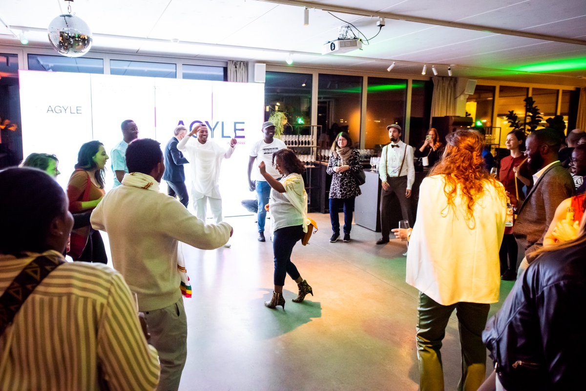 Land_der_Ideen's tweet photo. Die #AGYLEBerlinWeek 22 ist zu Ende, aber das Business-Netzwerk, das unsere Young Leaders in den drei Tagen stärken konnten, wird bleiben und sich weiterentwickeln. Und natürlich geht niemand nach Hause ohne eine zünftige Berlin-Rooftop-Abschlussparty! @AgenturWirtEnt @giz_gmbh https://t.co/HhSFh5mIH8