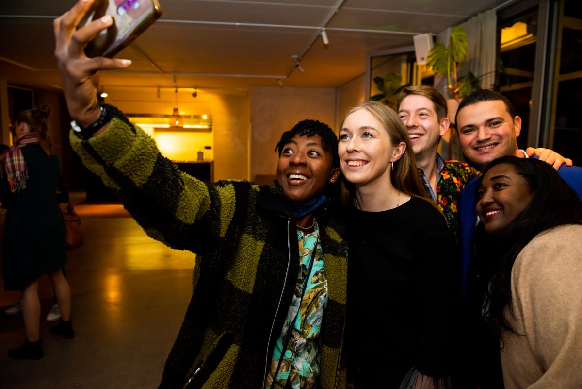 Land_der_Ideen's tweet photo. Die #AGYLEBerlinWeek 22 ist zu Ende, aber das Business-Netzwerk, das unsere Young Leaders in den drei Tagen stärken konnten, wird bleiben und sich weiterentwickeln. Und natürlich geht niemand nach Hause ohne eine zünftige Berlin-Rooftop-Abschlussparty! @AgenturWirtEnt @giz_gmbh https://t.co/HhSFh5mIH8
