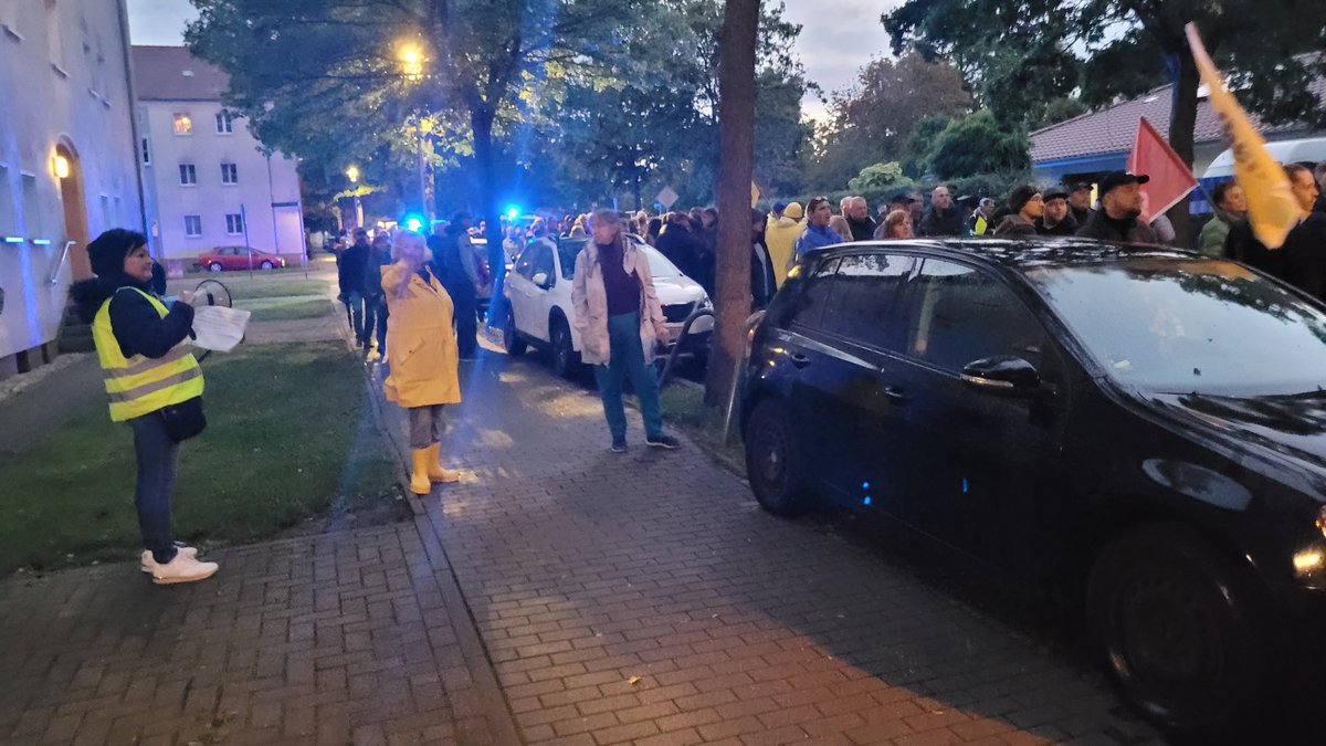 klinke_mer's tweet photo. Bei den in #Merseburg seit 2 Wochen wieder stattfindenden, vorgeblich "parteiunabhängig" organisierten #Montagsdemos stellt die lokale #noAfD Ordner (u.a. #Semko, AfD-Stadtrat) und mit Manuela #Krause (Stadträtin, Mitarbeiterin von MdL Daniel #Wald) die Einpeitscherin am Megafon https://t.co/rm4v2xMpIx