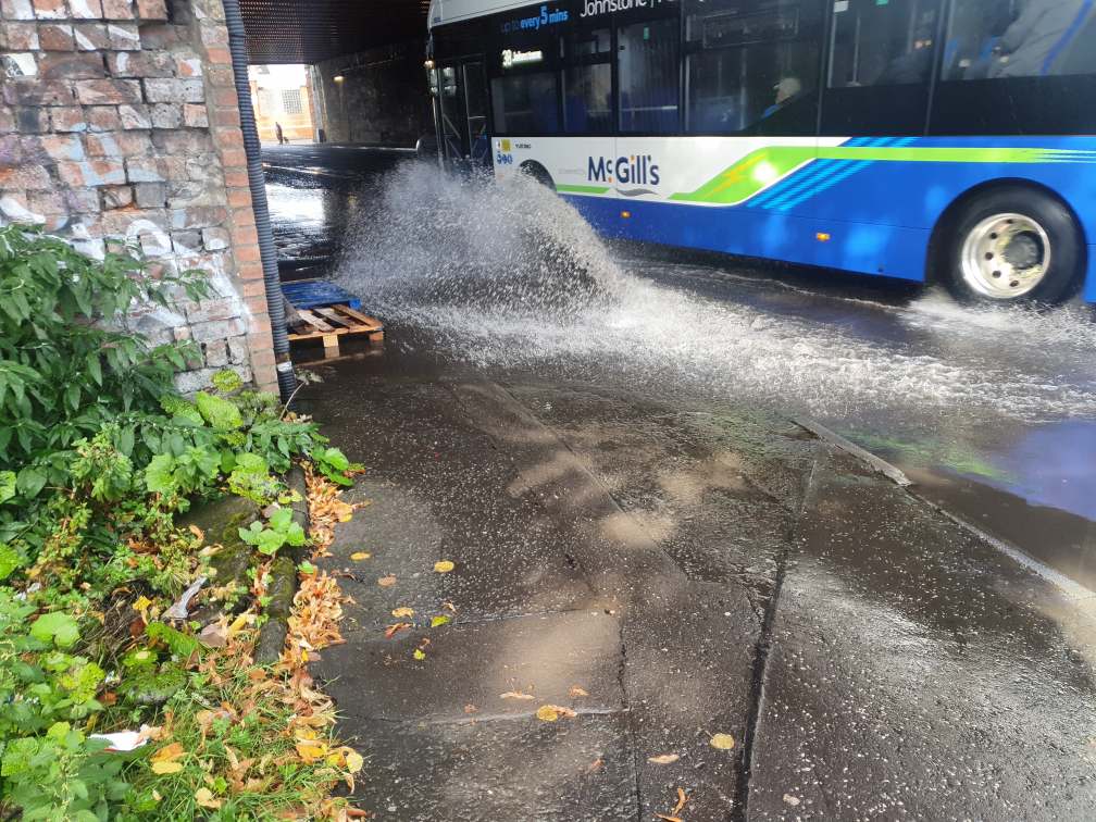 ahaufstop's tweet photo. Quality infrastructure . Three plus years. Moving the bus stop for the Barclays build made it worse by forcing more people to go this way https://t.co/7vZsLHMzzZ