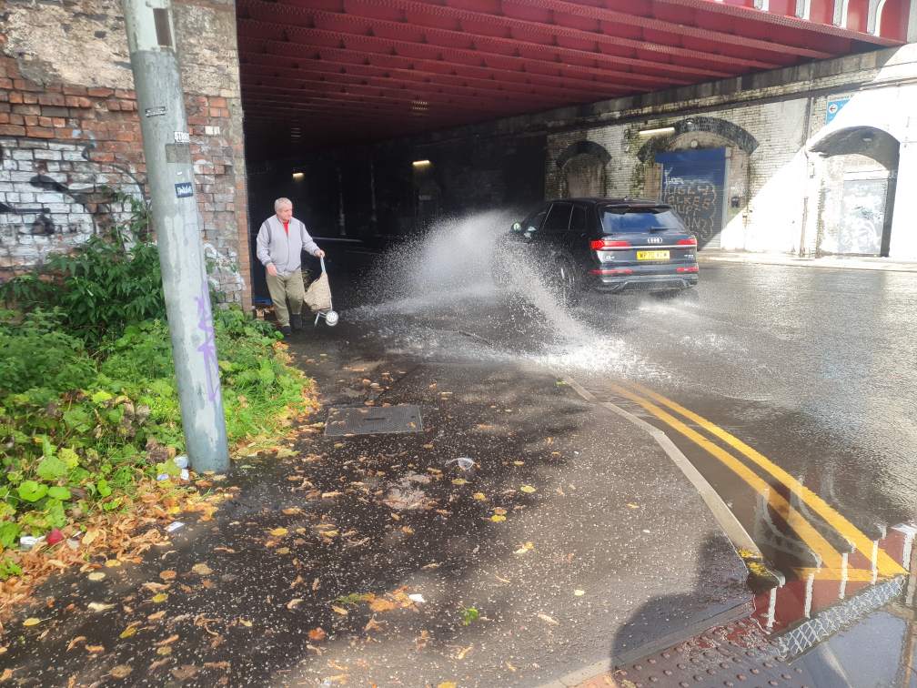 ahaufstop's tweet photo. Quality infrastructure . Three plus years. Moving the bus stop for the Barclays build made it worse by forcing more people to go this way https://t.co/7vZsLHMzzZ