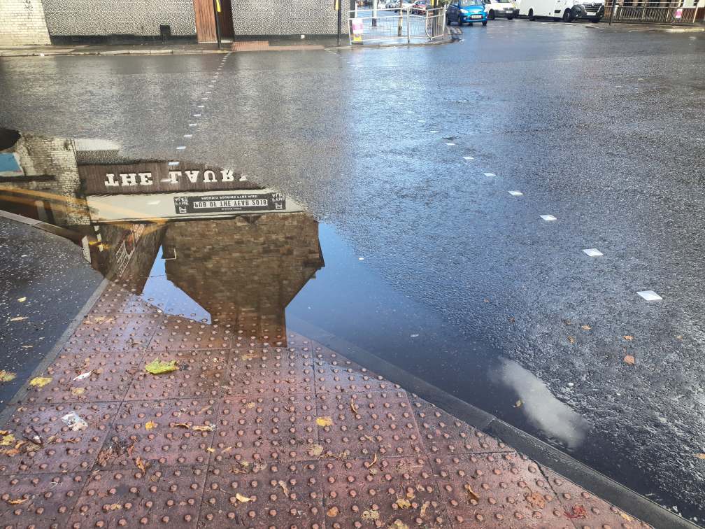 ahaufstop's tweet photo. Quality infrastructure . Three plus years. Moving the bus stop for the Barclays build made it worse by forcing more people to go this way https://t.co/7vZsLHMzzZ