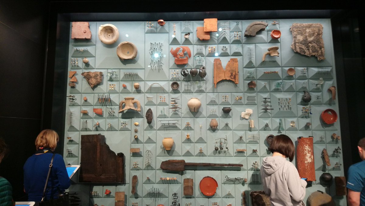 #RomanSiteSaturday The remarkable Roman artifact wall🤩at The London Mithraem, winter 2020 before #Covid hit. An extraordinary museum display, with each of the 600 items accessed via tablets 👏 ▶️londonmithraeum.com/artefacts/ #londonmithraeum