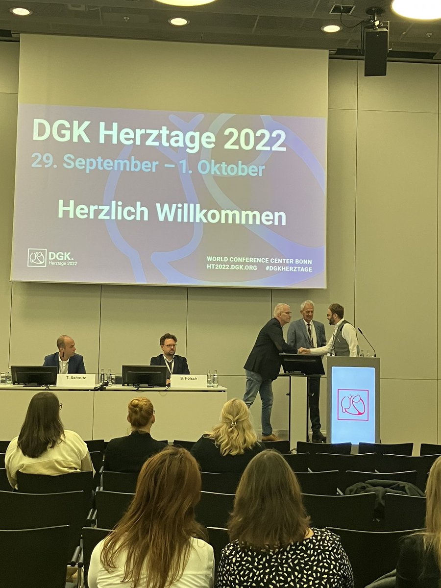 andirksen's tweet photo. Es wurde belohnt mit dem #2tenPreis für das Poster! inspirieren für #APN , #akademisiertepflege und #integrativeversorgung lohnt sich! Vielen Dank @DGK_org und im Vorfeld and @ElkeKeinath sowie @kampmannA01 für die wichtige #kollegialeunterstützung https://t.co/Tz8xi8x3bg