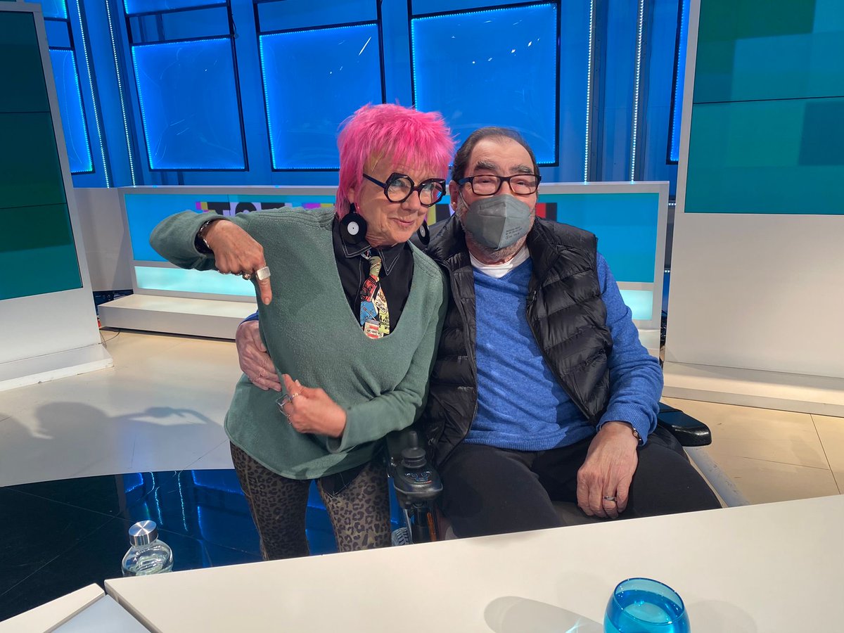 laribocrusat's tweet photo. Divertit, critic, intel.ligent, peleón, entranyable. L’últim dia que ens vam trobar a @totesmoutv3 @HelenaGMelero #llibres, grans #programesmusicals, anécdotes. Molta teca x recordarte sempre @angelcasas DEP 💜😉 https://t.co/0zDEbJQMGe
