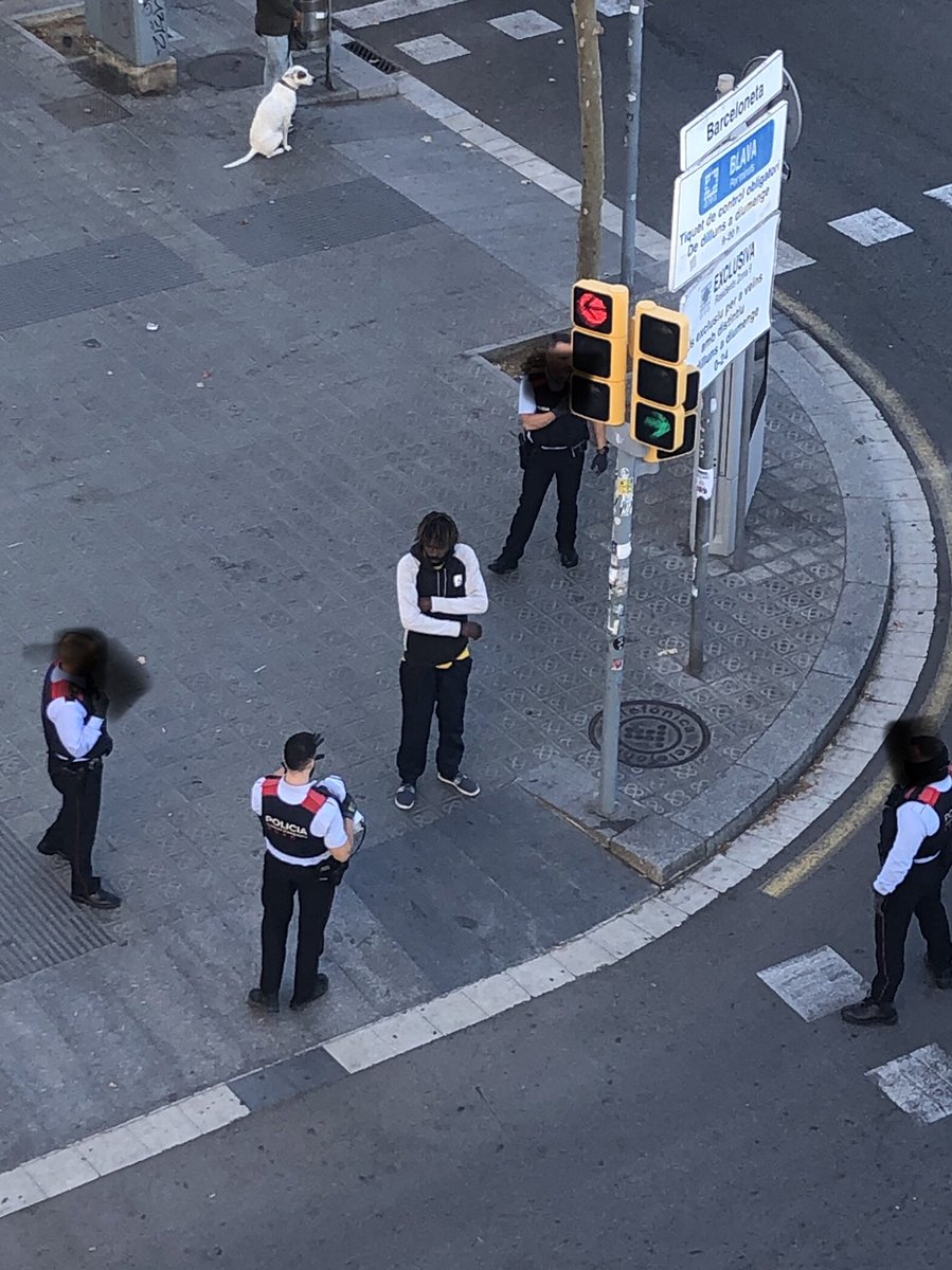 KarlosCastilla's tweet photo. Detenció per #PerfilamentRacial?  

🧵Explico què he vist aquest matí: 

1. Un noi va caminant pel carrer i una patrulla de Mossos li demana aturar-se.  S'atura.  

2. Parla anglès.  Molest els diu alguna cosa sobre tenir temps, es toca el rellotge. https://t.co/nQbjCaijtm
