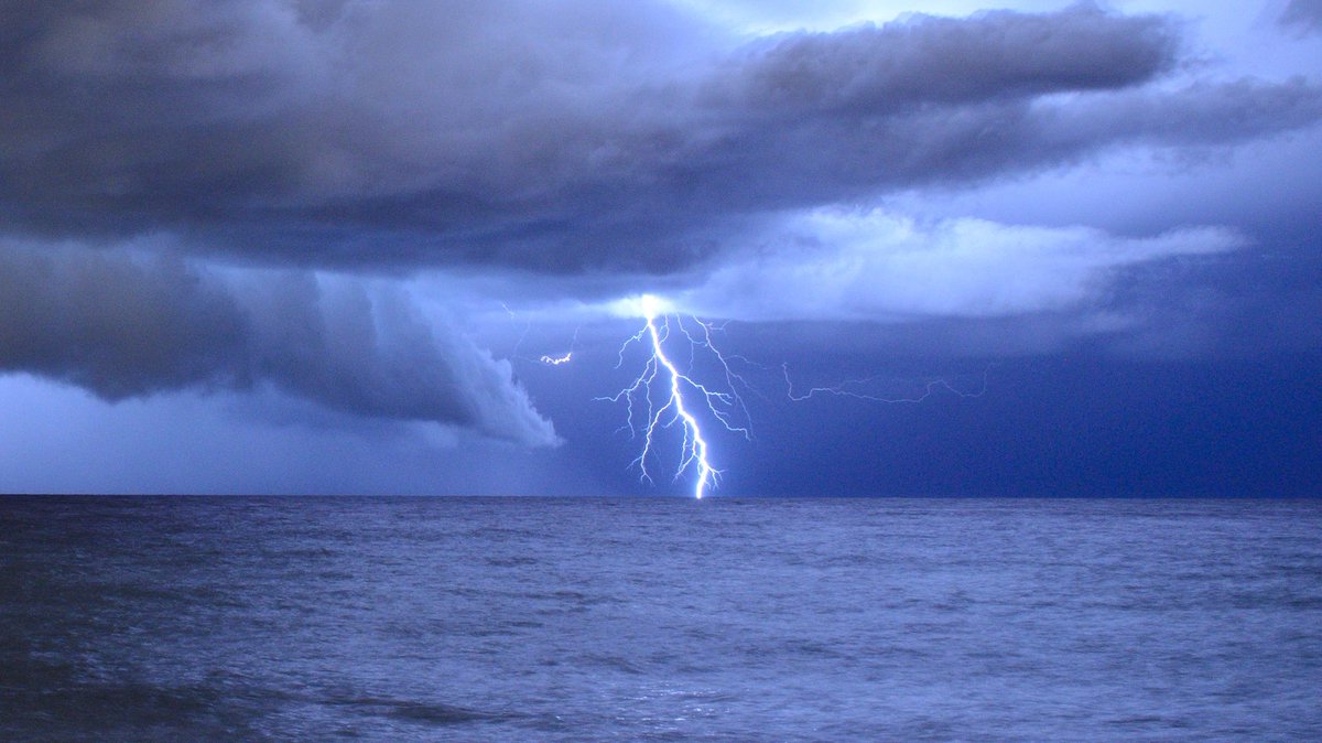 lluispf's tweet photo. Algunes fotos més del festival de llamps d'aquesta passada nit. Quin espectacle! #Badalona #meteo #lightning #fulmini #foudres #rayos ⚡ https://t.co/vaTGfs2590