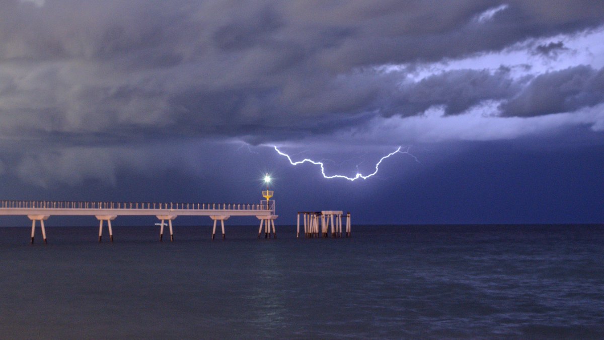 lluispf's tweet photo. Algunes fotos més del festival de llamps d'aquesta passada nit. Quin espectacle! #Badalona #meteo #lightning #fulmini #foudres #rayos ⚡ https://t.co/vaTGfs2590
