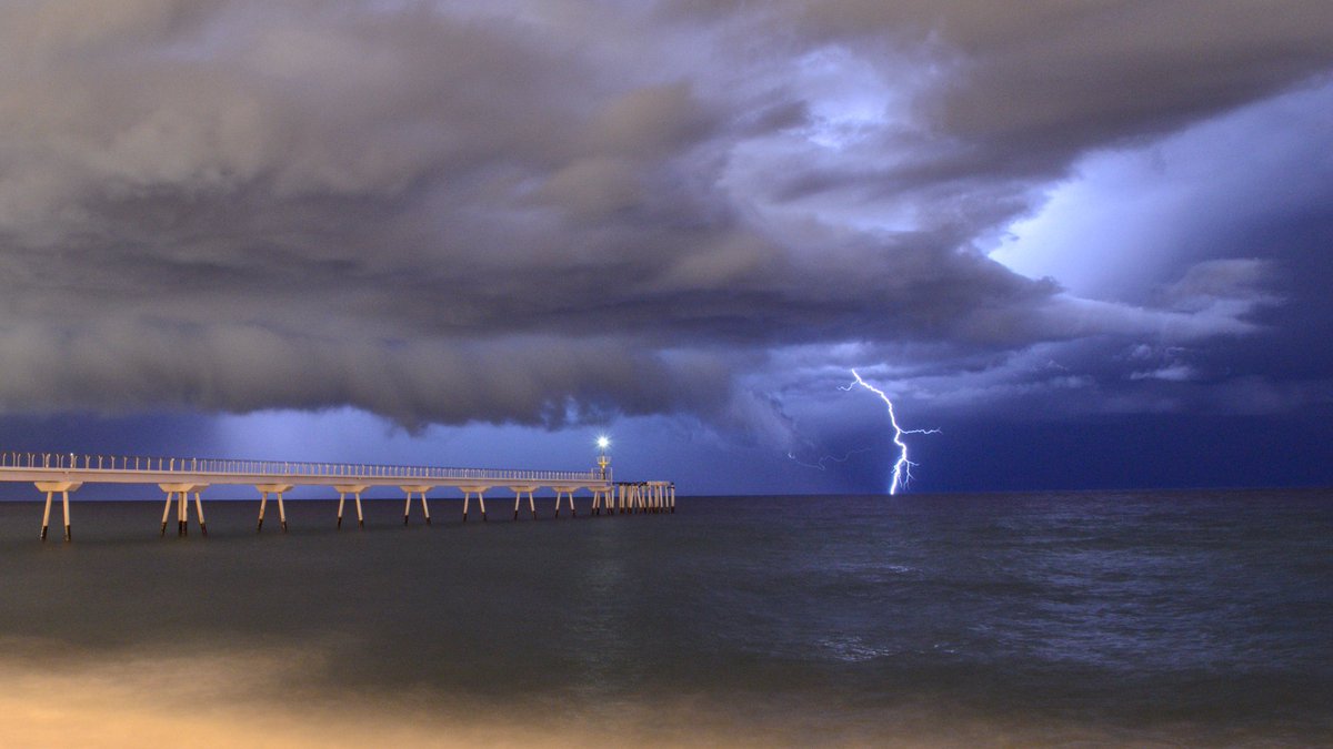 lluispf's tweet photo. Algunes fotos més del festival de llamps d'aquesta passada nit. Quin espectacle! #Badalona #meteo #lightning #fulmini #foudres #rayos ⚡ https://t.co/vaTGfs2590