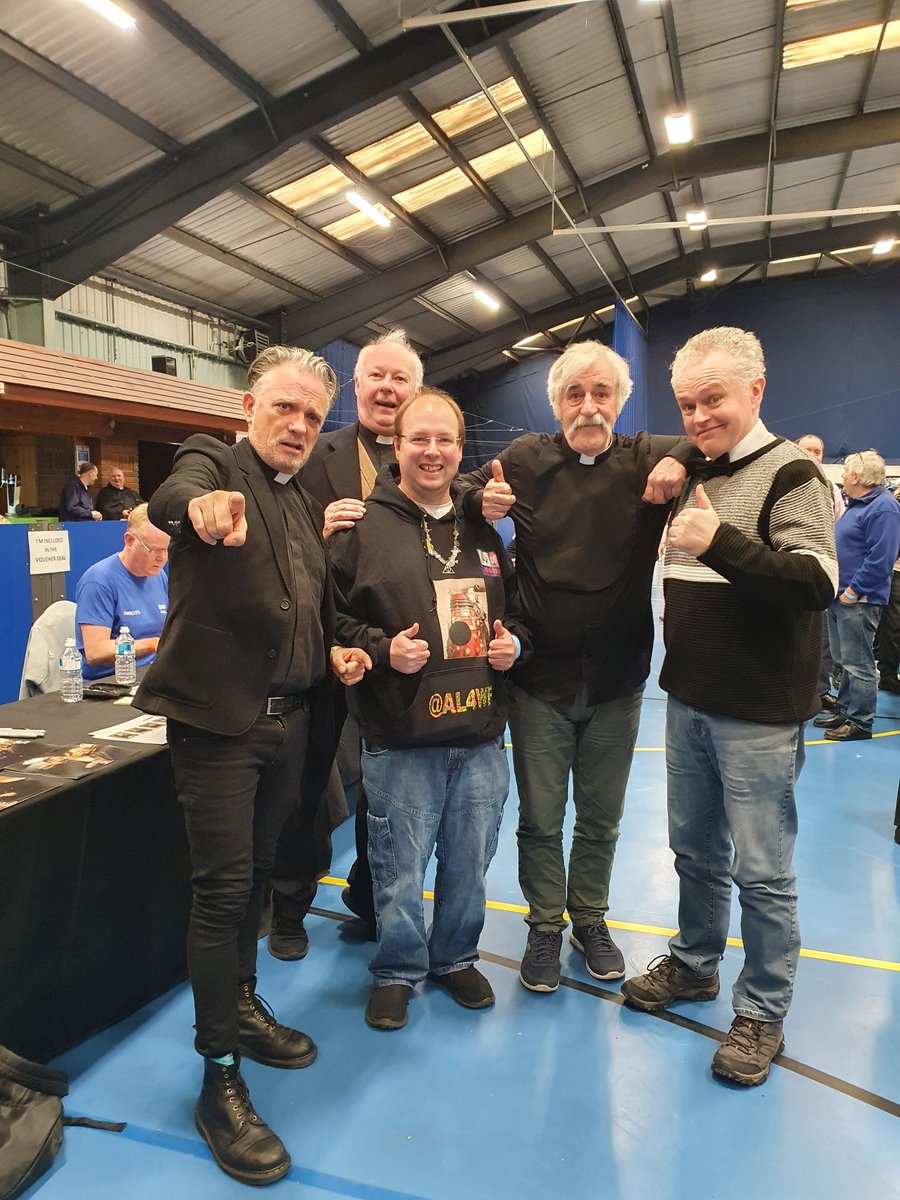 al4wfc's tweet photo. Me With A Bunch Of Lovely & Amazing Cast From #FatherTed At #CoventryComicCon ππ
@Covconuk https://t.co/6CRjKUGpbR