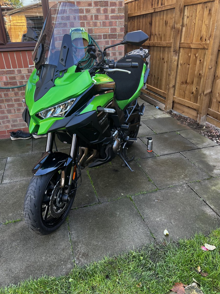 bobmcguire8's tweet photo. Finishing touches to a wash, polish & Lube for ma baby #BulldogBDX #Versys #Kawasaki 2 years old, coming up to 15k on the clock and still the original chain and Sprocket 👍#SnowDemon https://t.co/7oTUcpEyWZ