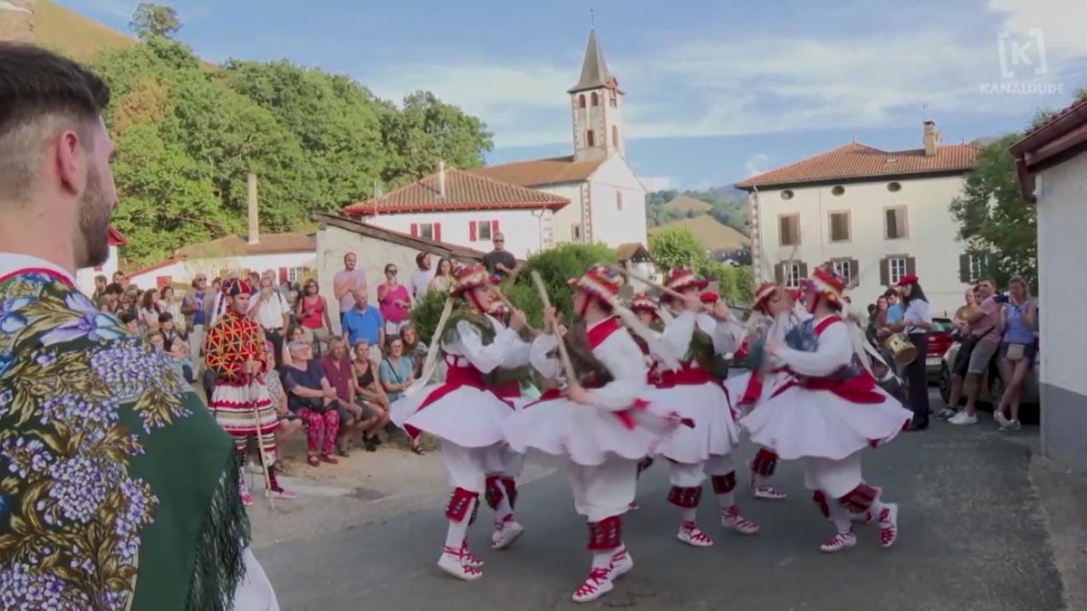 Bakantzetako an-dantzak: Sestaotik Urepelera!

Lagun on horiekin zinez laketu niz,
orok umorea on, kantuz eta irriz,
Oi, egun eder hori berrituko balitz,
zu(e)k nahi duzu(e)nean, gu prest gira berriz!

Milesker <a href="/euskolorak/">Eusko Lorak</a> eta #amerikanoinea

dantzan.eus/kidea/dugunadt…