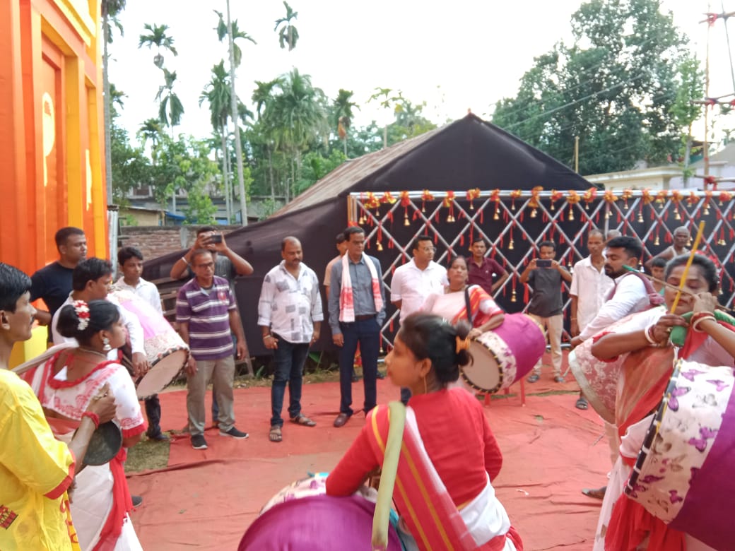 RKGhoshBJP's tweet photo. আজি পবিত্ৰ ষষ্ঠী উপলক্ষে হোজাই সমষ্টিৰ লংকা ৱাৰ্ড নং ২ ৰূপনগৰ দুৰ্গা পূজাৰ শুভ উদ্ধোধন কৰি আনন্দিত হওঁ। মা দুৰ্গাৰ কৃপাই সকলোৰে জীৱন সুখৰ কৰি তোলক, তাৰেই কামনাৰে মাৰ চৰণত সেৱা জনাওঁ।
দুৰ্গতি নাশিনী মা দূর্গাৰ আৰ্শীবাদত সকলোৰে জীৱন সুখ সমৃদ্ধিৰে ভৰি  পৰক।
@himantabiswa https://t.co/f0jJRtfUaD