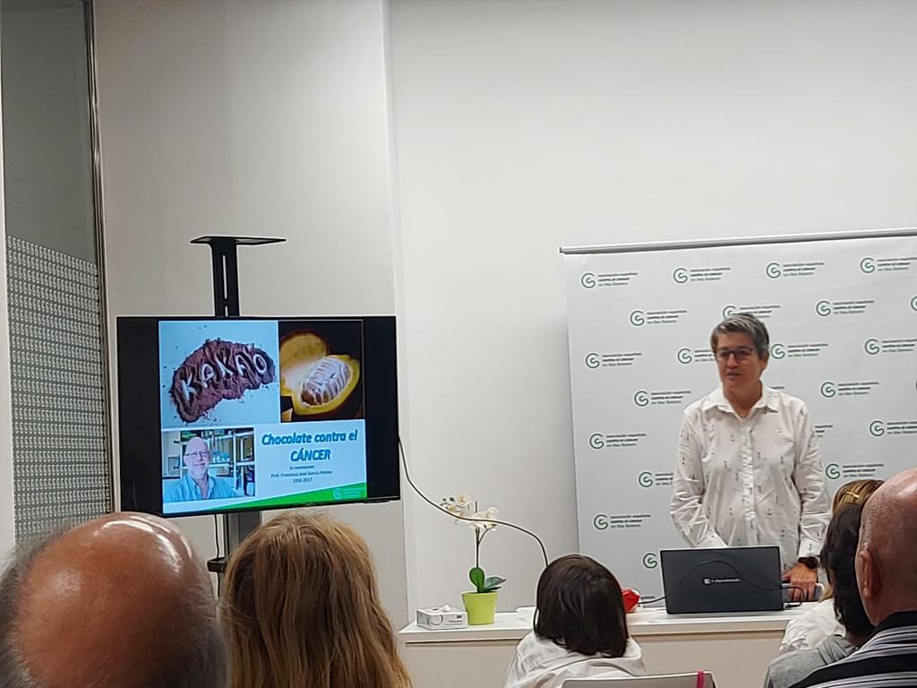 JosReyesMoreno2's tweet photo. Y la Dra Pilar Roca nos ilustró con su tast de chocolate...la importancia de la nutrición en la prevención del cáncer... https://t.co/eIBFt1PYk5