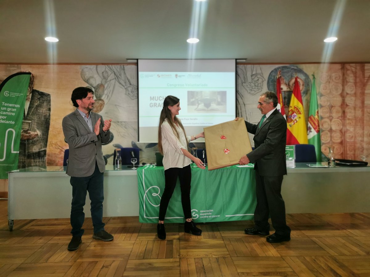 ContraCancerLE's tweet photo. El presidente de @contracancerle y el director del @IBIOMED1 de @unileon hacen entrega de la nueva beca pre-doctoral de @ContraCancerLE a Tania Payo Serafín durante el Congreso de Voluntariado de la asociación.

#ccleon #contraelcancerleon #leonesp https://t.co/V9jOLTRbIV