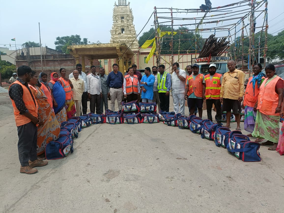 BohiniDarshan's tweet photo. Distributed GHMC working kits to the employees of Ziaguda division along with DE Shankar sir, Rajender Digan and other BJP karyakartas.

#Ziagudadivision https://t.co/c7cUTuwvI4