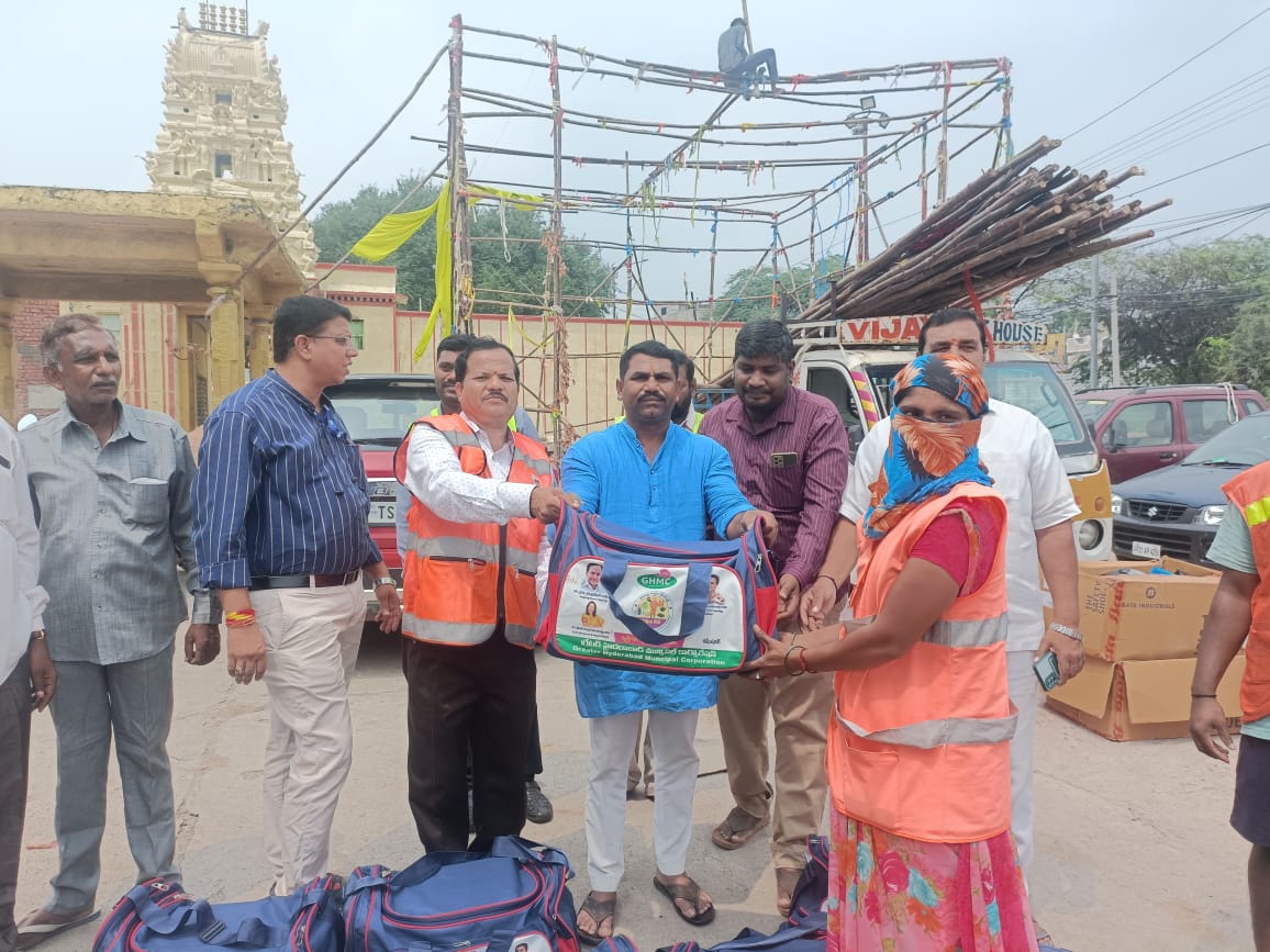 BohiniDarshan's tweet photo. Distributed GHMC working kits to the employees of Ziaguda division along with DE Shankar sir, Rajender Digan and other BJP karyakartas.

#Ziagudadivision https://t.co/c7cUTuwvI4