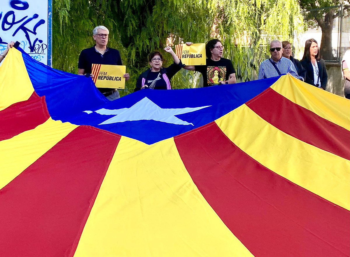 jordisendra's tweet photo. L'#1Oct2017 vam votar i no vam guanyar ni tu, ni jo. Va guanyar el poble d #Catalunya en una gesta única i inoblidable. El mandat és vigent i aquell dia d la infàmia repressiva em dona força x culminar la #Independència Gràcies President @KRLS per fer-ho possible.
#PerDignitat https://t.co/O7YRkpjgtc