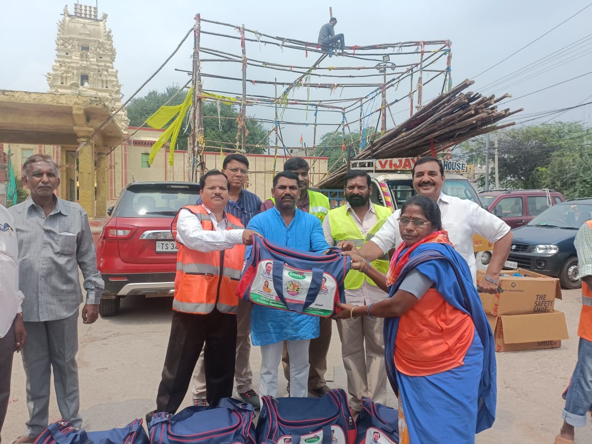 BohiniDarshan's tweet photo. Distributed GHMC working kits to the employees of Ziaguda division along with DE Shankar sir, Rajender Digan and other BJP karyakartas.

#Ziagudadivision https://t.co/c7cUTuwvI4