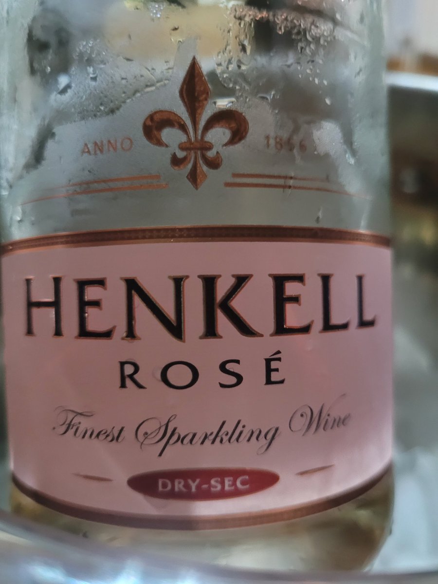 zeammay's tweet photo. #henkell #rose
расширяем географию, на этот раз у нас зект 🇩🇪🤤
винишко порадовало. ровный вкус, пить легко и приятно. лёгкие рябинка и малинка, груша. игристое для тех, кто не любит "кислятину"/"шампанское" 😜
досталось в подарок, 8/10 https://t.co/GcrI9chkNq