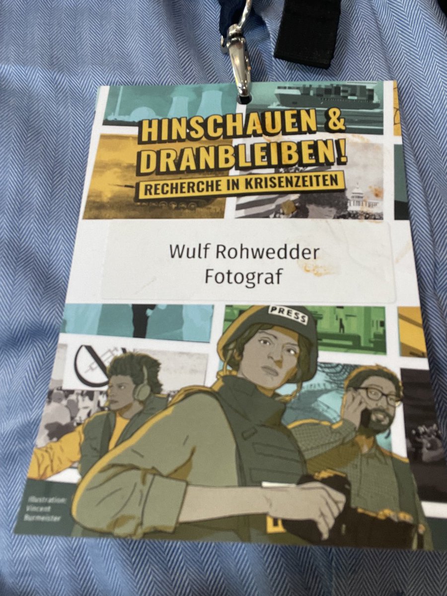 Übergroße Konferenz-Badges helfen auch gegen Tomatensoße-Flecken #nr22