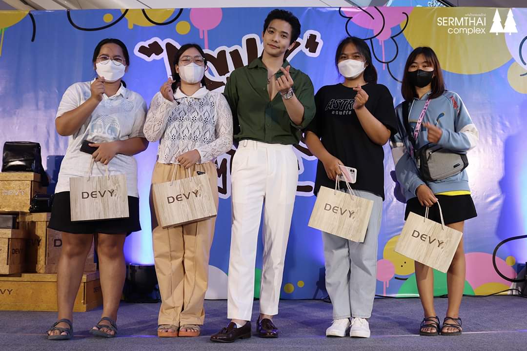 loveleethys's tweet photo. https://t.co/Z9ni1Pulu9
ประมวลภาพงาน DEVY ANYWHERE ANYTIME
กับ ลี ฐานัฐพ์ พระเอกหล่อยิ้มสวย จนต้องละลาย 🫠 จะละลาย
#เสริมไทยคอมเพล็กซ์ เปิดทุกวัน 10.30 น. -21.00 น 
#SermthaiComplex 
#ความสุขใกล้ตัวที่คุณสัมผัสได้ 
https://t.co/2ZRg05me7z
#Lee_Thanat 
#DEVY https://t.co/HgzHffwVJY