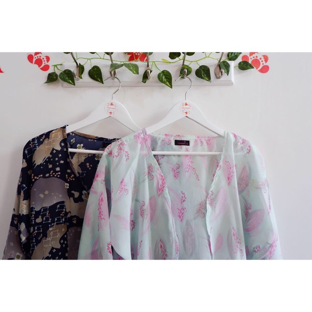 veraveronicaa15's tweet photo. Saya menjual Cardigan outwear moti... seharga Rp80.000. Dapatkan di Shopee sekarang! https://t.co/bRPxVGtWBC #ShopeeID https://t.co/r76zLlpnsZ