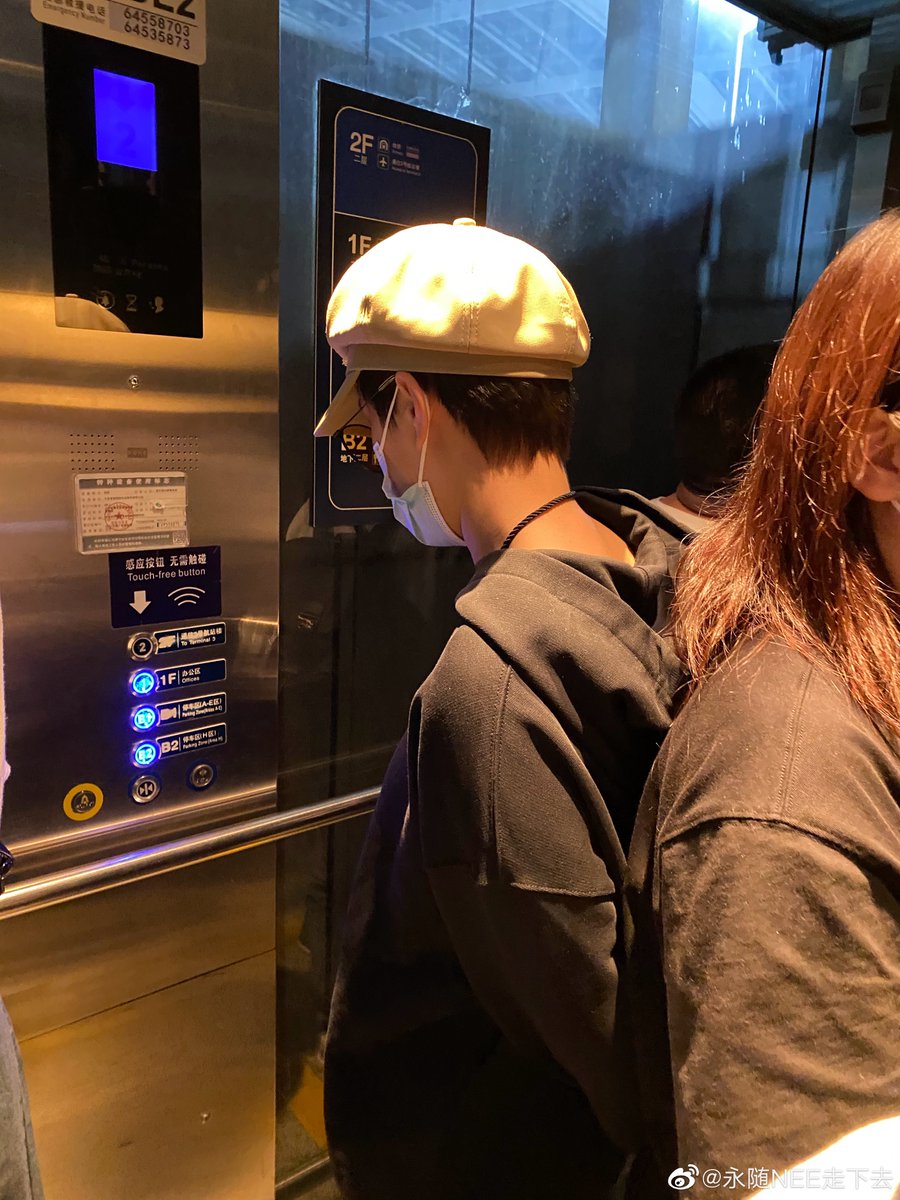 sunneegif's tweet photo. 220930 #Sunnee Beijing Arrival ✈️

永随NEE走下去
https://t.co/XEffgKEpJY https://t.co/24F9BAJKfX