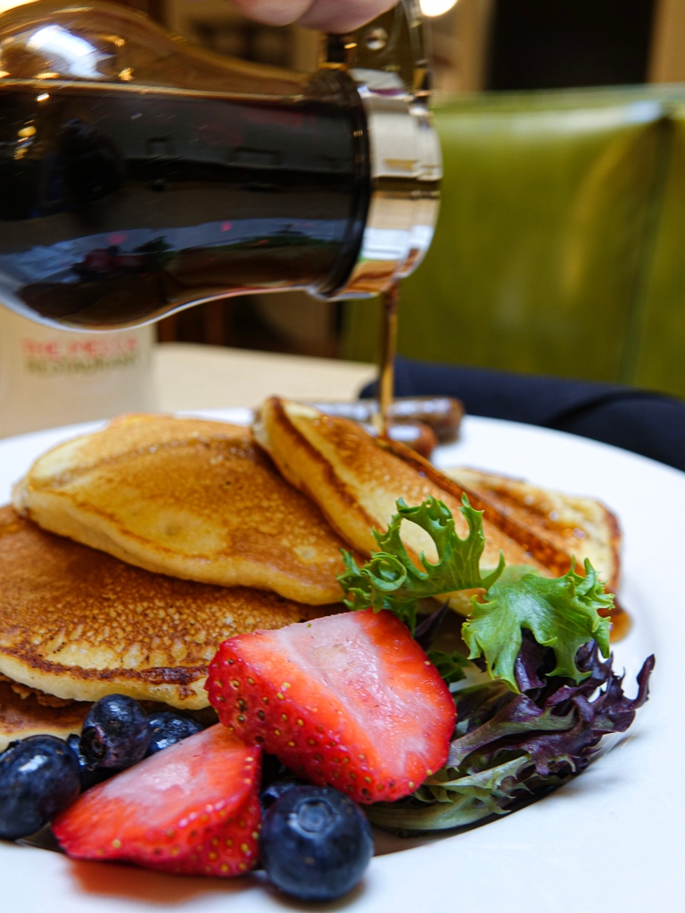 Drooling over that syrup drizzle 🤤