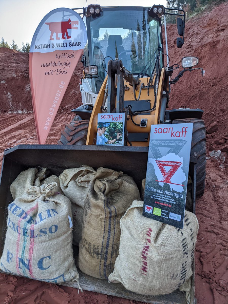 a3wsaar's tweet photo. #Saarkaff, den wir mit
der Genossenschaft #CaféChavalo (Leipzig / Nicaragua) verwirklichen,
ist eines der ersten solidarischen #Landwirtschaftsprojekte auf
globaler Ebene: Kaffeebäuer:innen und Konsu-
ment:innen teilen sich
Verantwortung, Risiken
und Erfolg. https://t.co/FGqbFe37ey