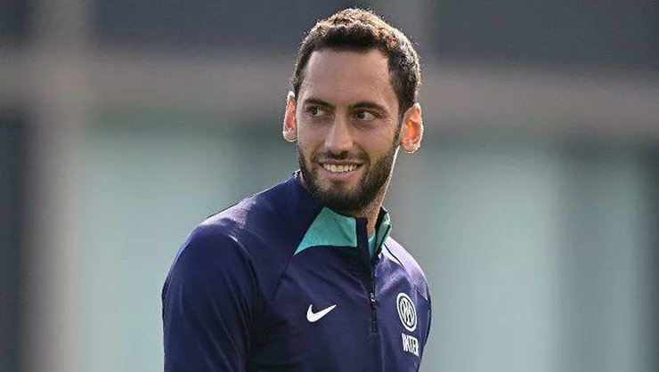 ➡️➡️Sakatlığı atlatan #HakanÇalhanoğlu, Inter'in Roma'yı konuk edeceği müsabaka ile sahalara dönüyor.🎉🪅🎊