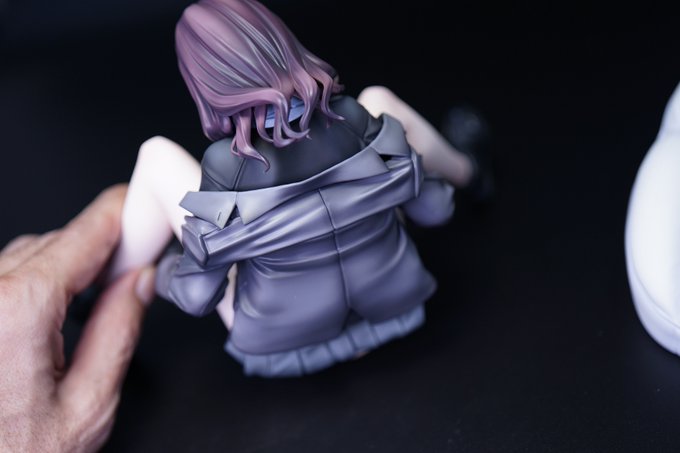 ブレザーのシワ、シャツとニットの重ね等の表現は原型師さんとかなり苦労した部分です。
背面の肩開けは実際のブレザーをキャラの想定身長に合致する女性に着用してもらいシワの流れを研究しました。 