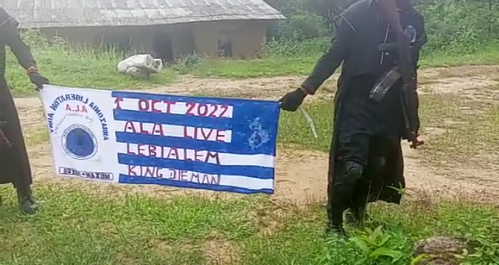 Separatist fighters put up October 1 display in Lebialem, send message of comfort to refugees

"... We are with you until Buea," the separatist leader remarked. 

Details below 👇🏾👇🏾👇🏾
mimimefoinfos.com/separatist-fig…