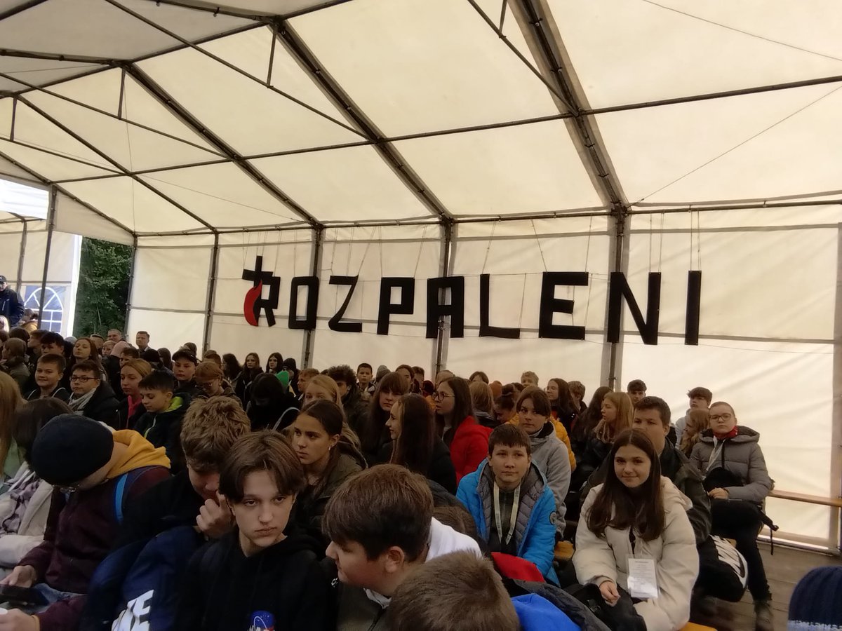 ArchLubelska's tweet photo. #Rozpaleni — spotkanie kandydatów do bierzmowania w #Pliszczyn.ie. Udział bierze ponad 1600 młodych osób.
Ks. P. #Jarosiewicz , diecezja @drohiczynska , duszpasterz KSM. Znany TikToker.
@Radio__Plus @EpiskopatNews @sercanie_scj https://t.co/I0Q4xewYpu