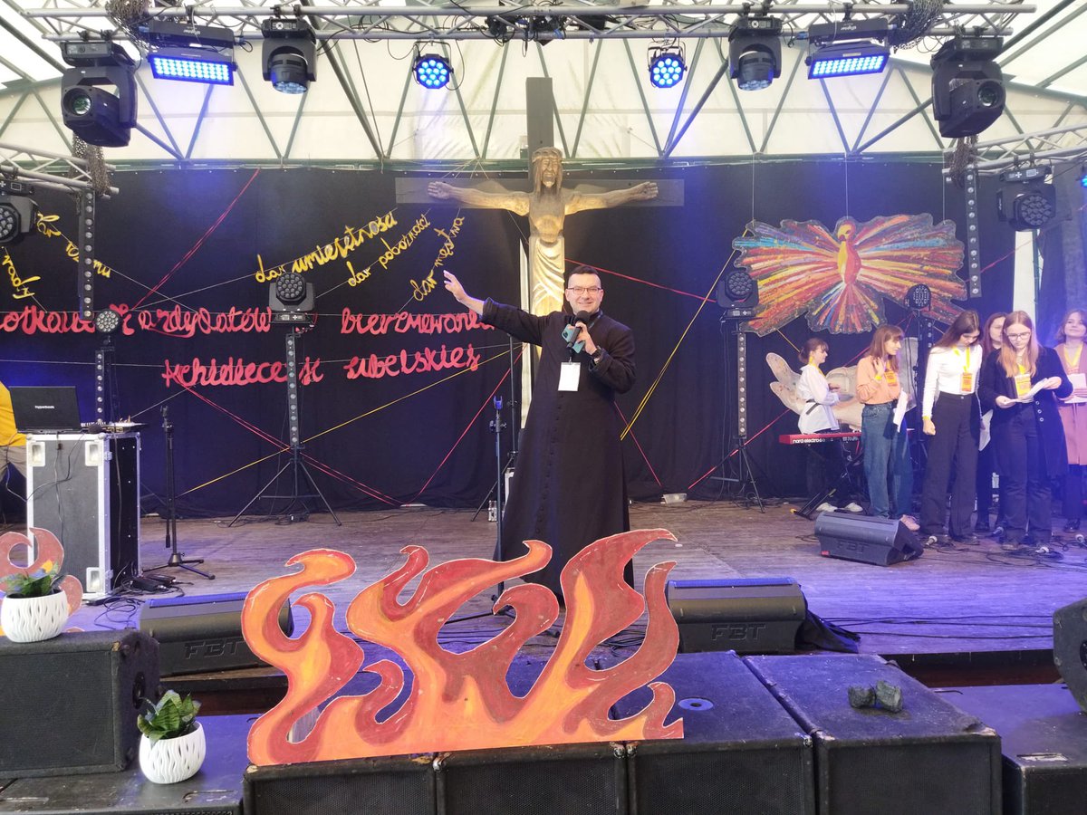 ArchLubelska's tweet photo. #Rozpaleni — spotkanie kandydatów do bierzmowania w #Pliszczyn.ie. Udział bierze ponad 1600 młodych osób.
Ks. P. #Jarosiewicz , diecezja @drohiczynska , duszpasterz KSM. Znany TikToker.
@Radio__Plus @EpiskopatNews @sercanie_scj https://t.co/I0Q4xewYpu