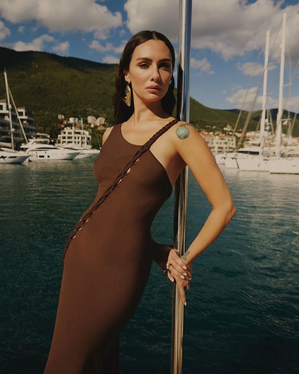 masqturkia's tweet photo. 🆕  La actriz #BirceAkalay portada de la revista #bazaar de Octubre 

#magazine #revista #otoño #octubre #seriesturca https://t.co/Fq75PvOIgT