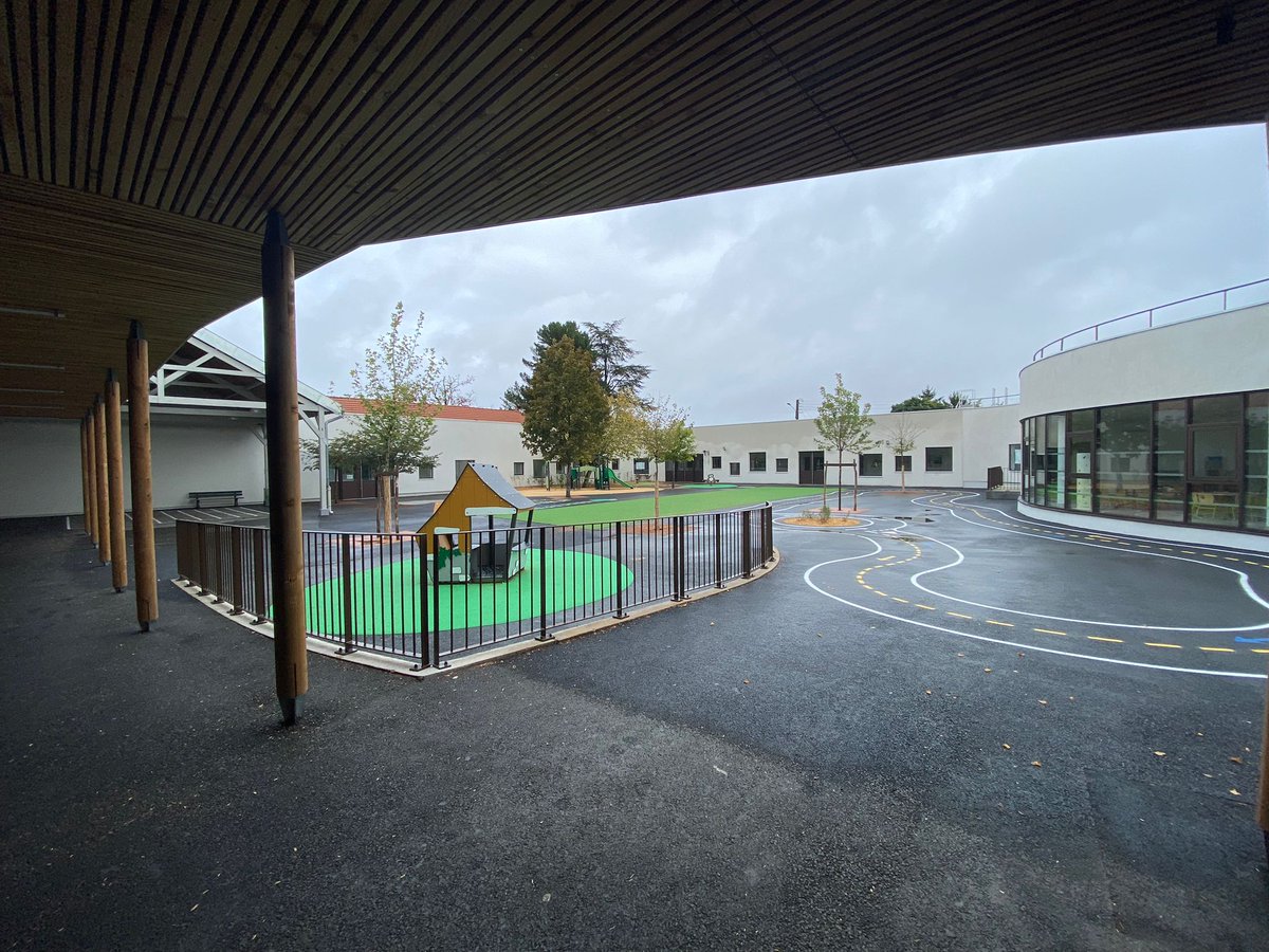 ✅ Agrandissement de l’école
✅ Espaces de travail et de loisirs agréables pour les enfants et les adultes
✅ Intégration de l’école à son environnement et à son quartier en favorisant les déplacements doux et création d’un garage à vélo
#Pessac