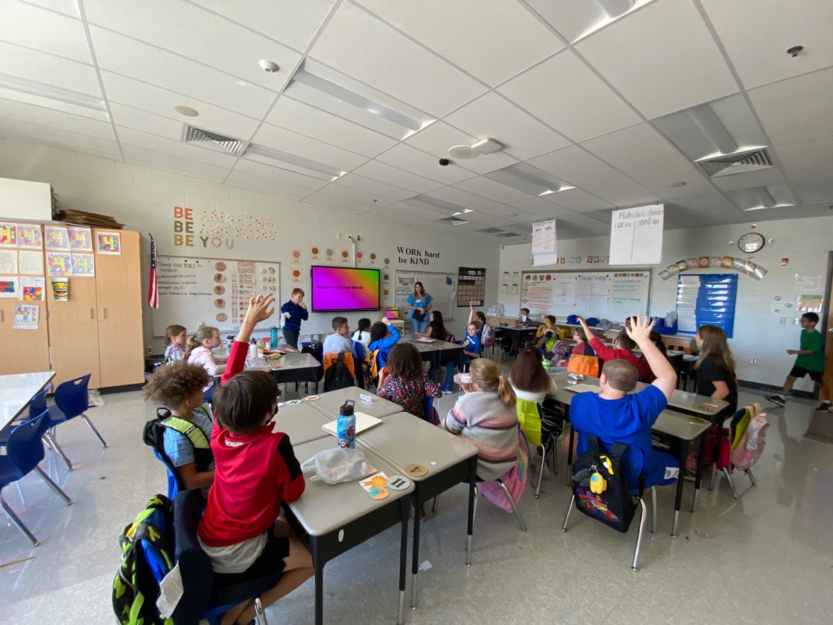 EdnaLToliver's tweet photo. Students in Ms Stewart’s 4th grade class had a special guest speaker for #HispanicHeritageMonth. Student Adrian’s mother, Jackie Poliocarpio, came and shared her heritage with them on Friday. The students ate Hispanic candy, listened to music, and did a craft! https://t.co/w2MxjkuZIc
