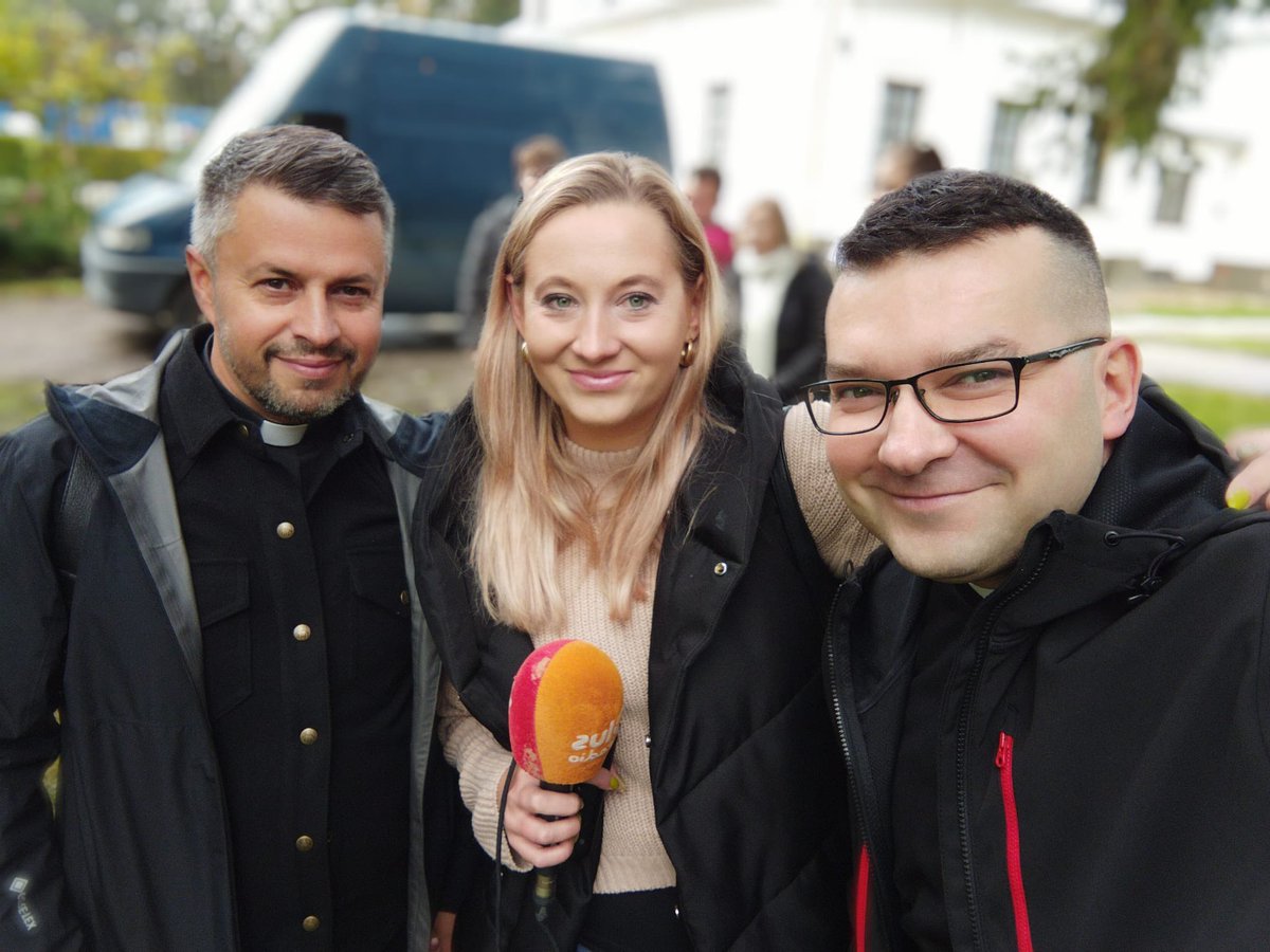 ArchLubelska's tweet photo. #Rozpaleni — spotkanie kandydatów do bierzmowania w #Pliszczyn.ie. Udział bierze ponad 1600 młodych osób.
Ks. P. #Jarosiewicz , diecezja @drohiczynska , duszpasterz KSM. Znany TikToker w rozmowie z @GoskaOron z
@Radio__Plus
@EpiskopatNews @sercanie_scj https://t.co/xKGafIVoGR