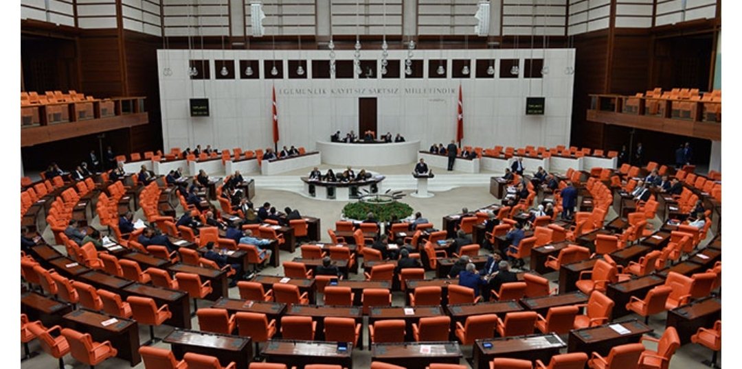 Cumhuriyet tarihinin en köklü reformlarına bu meclis imza atmış‼️‼️
Hem Cumhurbaskanı,
Hem Parti genel başkanı,
Hem Meclis iradesinin üstündeki yetkileri TEK adam 'da toplamak çöküşün köklü adımlarıdır‼️
#BuKezMilletKAZANACAK